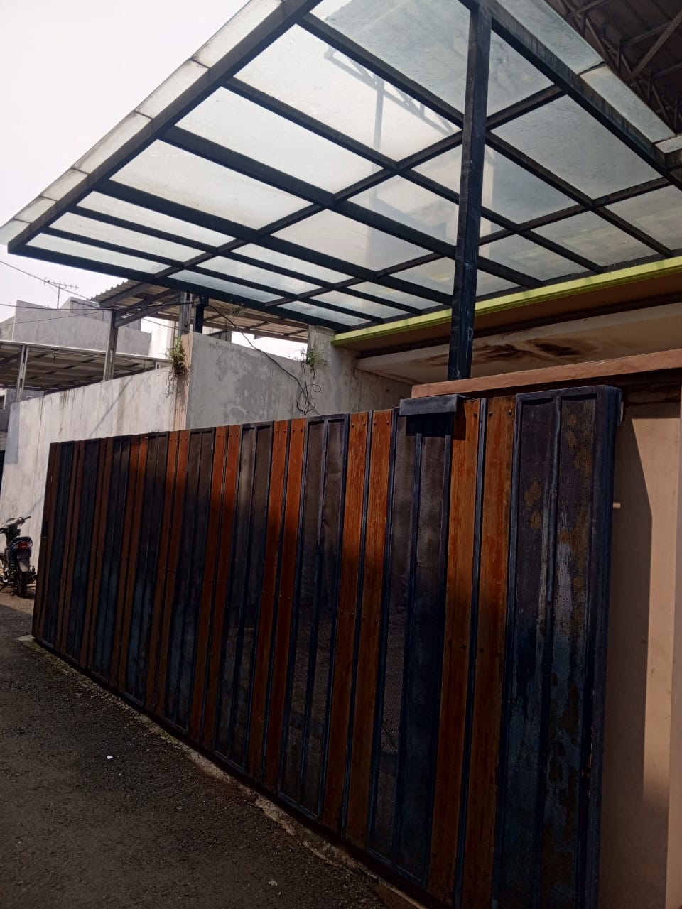 Foto Dijual Rumah 2 Lantai Kembangan Jakarta Barat – LT 199/LB 250, 6 KT, Strategis Dekat Tol — Kembagan Tampak Belakang