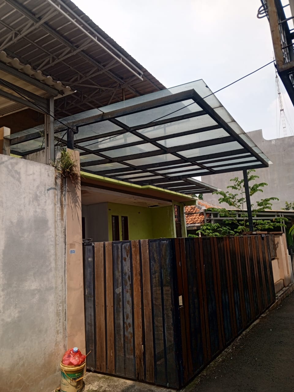 Foto Dijual Rumah 2 Lantai Kembangan Jakarta Barat – LT 199/LB 250, 6 KT, Strategis Dekat Tol — Kembagan Tampak Depan