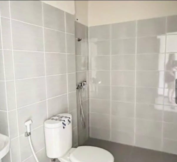 Foto BU! Dijual Cepat Studio Metro Garden Ciledug – 26,5 m², SIAP HUNI, 5 Menit Tol Karang Tengah | Rp 250 Juta Nego — Apartmen Studio Metrogarden Kamar Mandi