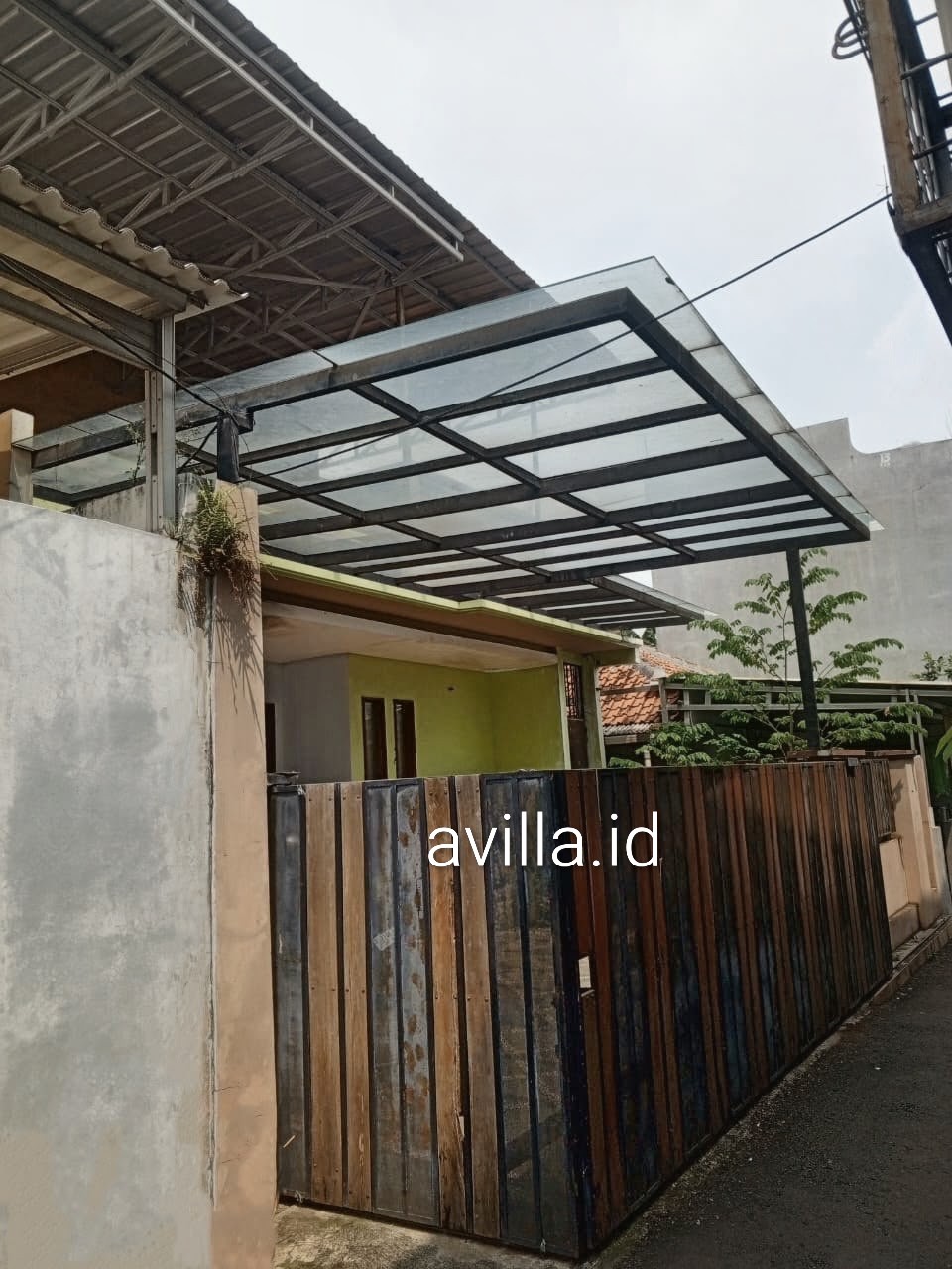Foto Dijual Rumah 2 Lantai Kembangan Jakarta Barat – LT 199/LB 250, 6 KT, Strategis Dekat Tol — Kembagan Tampak Depan